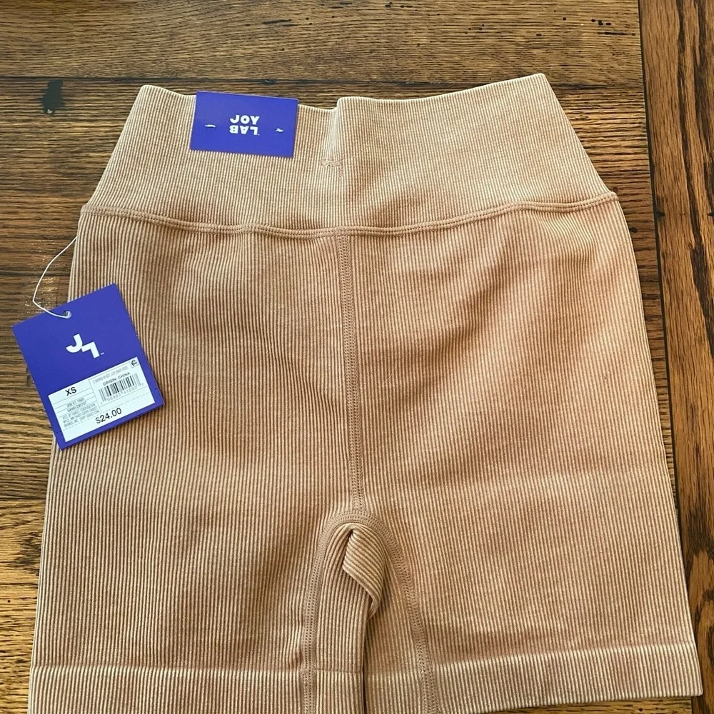 NWT JoyLab™ Women's Cross Waistband Bike Shorts 4"
Beige XS and XL - Picture 3 of 3